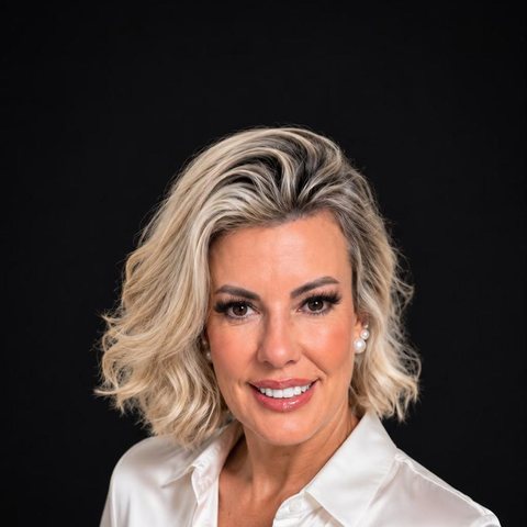 Retrato da Dra. Valéria Bottaccini Ruiz, psicóloga, em ambiente de consultório claro e acolhedor
